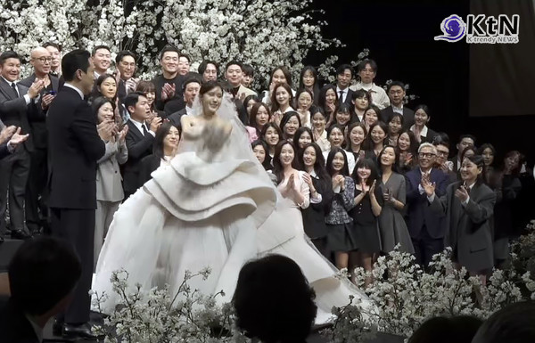  효민, 드디어 신랑 얼굴 공개! "국내 단 2벌 웨딩드레스 결혼식" 비하인드 영상 화제  사진=2025 04.11  효민 인스타그램 갈무리 K trendy NEWS DB ⓒ케이 트렌디뉴스 무단전재 및 수집, 재배포금지