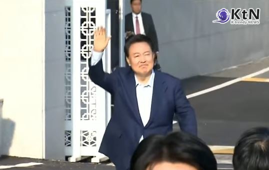 '관저 퇴거' 윤석열, 메시지…"나라와 국민 위한 새로운 길 찾겠다" 사진=2025 04.11  MBC, 오마이듀스  K trendy NEWS DB ⓒ케이 트렌디뉴스 무단전재 및 수집, 재배포금지