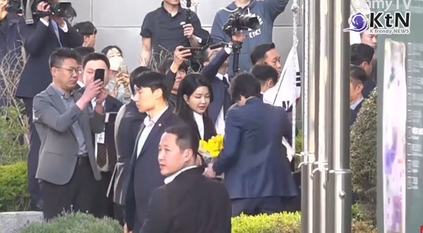 '관저 퇴거' 윤석열, 메시지…"나라와 국민 위한 새로운 길 찾겠다" 사진=2025 04.11  MBC, 오마이듀스  K trendy NEWS DB ⓒ케이 트렌디뉴스 무단전재 및 수집, 재배포금지