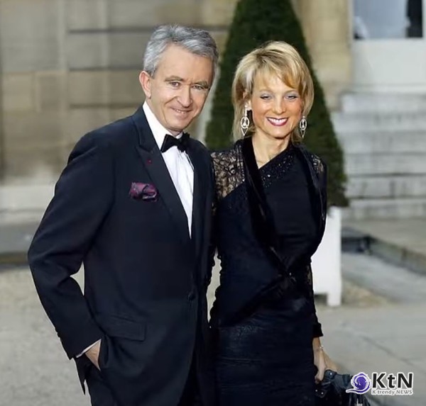 LVMH  베르나르 아르노와 엘렌,  총자산은 약 1640억 달러.  사진=유투브 갈무리 K trendy NEWS DB ⓒ케이트렌디뉴스 무단전재 및 수집, 재배포금지