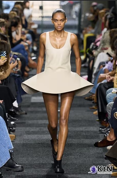  런던 패션 위크에서 선보인 JW 앤더슨의 SS25 컬렉션은 시각적 트릭과 혁신적 디자인으로 패션 트렌드에 새로운 방향을 제시했다. /사진=Fillppo Fior/Gorunway.com, K trendy NEWS DB ⓒ케이 트렌디뉴스 무단전재 및 수집, 재배포금지