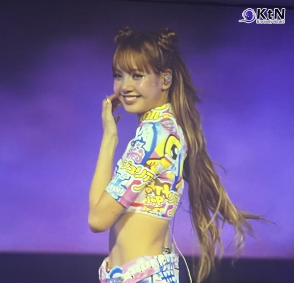 블랙핑크 리사, 제니 뛰어넘은 코첼라 무대 패션…은색 보디슈트 눈길 사진=2025 04.12 @lisa data 엑스 갈무리   ‘Sahara - Live from Coachella 2025’ 유튜브 갈무리  K trendy NEWS DB ⓒ케이 트렌디뉴스 무단전재 및 수집, 재배포금지