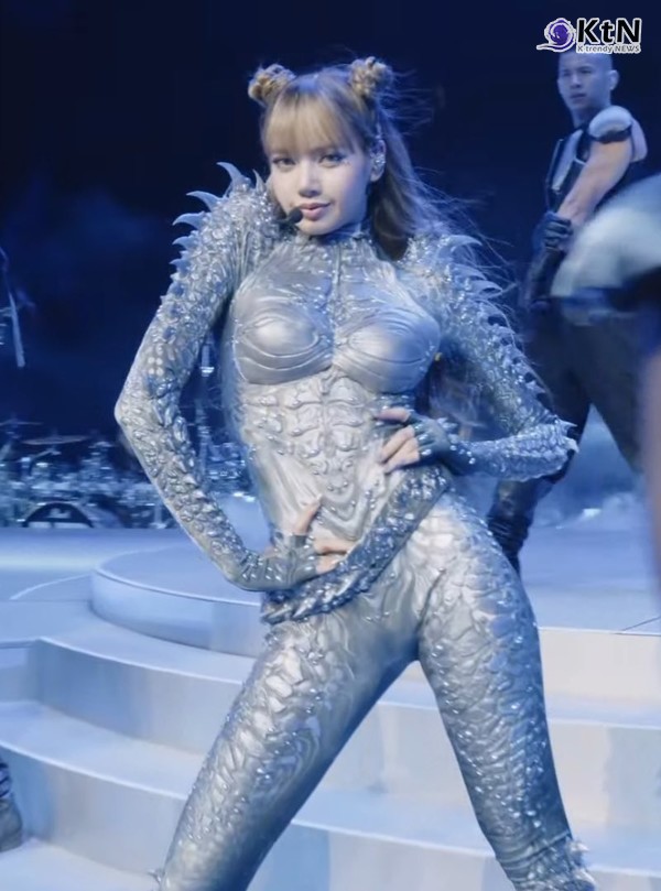 블랙핑크 리사, 제니 뛰어넘은 코첼라 무대 패션…은색 보디슈트 눈길 사진=2025 04.12 @lisa data 엑스 갈무리   ‘Sahara - Live from Coachella 2025’ 유튜브 갈무리  K trendy NEWS DB ⓒ케이 트렌디뉴스 무단전재 및 수집, 재배포금지