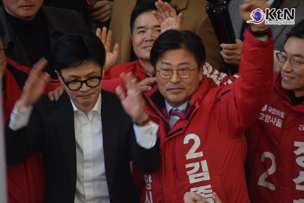 한동훈 비상대책위원장이 참석한 가운데 진행된 이날 유세에서 김종혁 후보는 고양시민의 뜻을 반영하여 실질적인 변화를 이끌겠다는 의지를 강력히 전달했다. /사진=K trendy NEWS DB ⓒ케이 트렌디뉴스 무단전재 및 수집, 재배포금지