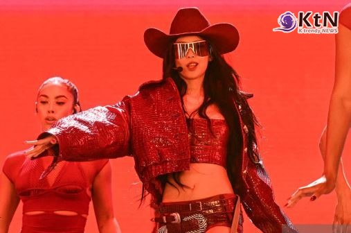 제니, 카리스마·관능 넘나든 美 코첼라 솔로 무대 장악..."사막에 돌아올 수 있어 꿈만 같아"  사진=2025 04.14      ‘Sahara - Live from Coachella 2025’  유튜브 갈무리  K trendy NEWS DB ⓒ케이 트렌디뉴스 무단전재 및 수집, 재배포금지