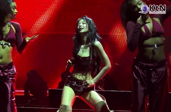 제니, 카리스마·관능 넘나든 美 코첼라 솔로 무대 장악..."사막에 돌아올 수 있어 꿈만 같아"  사진=2025 04.14      ‘Sahara - Live from Coachella 2025’ / fermat the kat 유튜브 갈무리  K trendy NEWS DB ⓒ케이 트렌디뉴스 무단전재 및 수집, 재배포금지