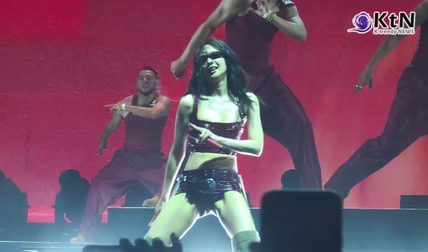 제니, 카리스마·관능 넘나든 美 코첼라 솔로 무대 장악..."사막에 돌아올 수 있어 꿈만 같아"  사진=2025 04.14      ‘Sahara - Live from Coachella 2025’ 유튜브 갈무리  K trendy NEWS DB ⓒ케이 트렌디뉴스 무단전재 및 수집, 재배포금지