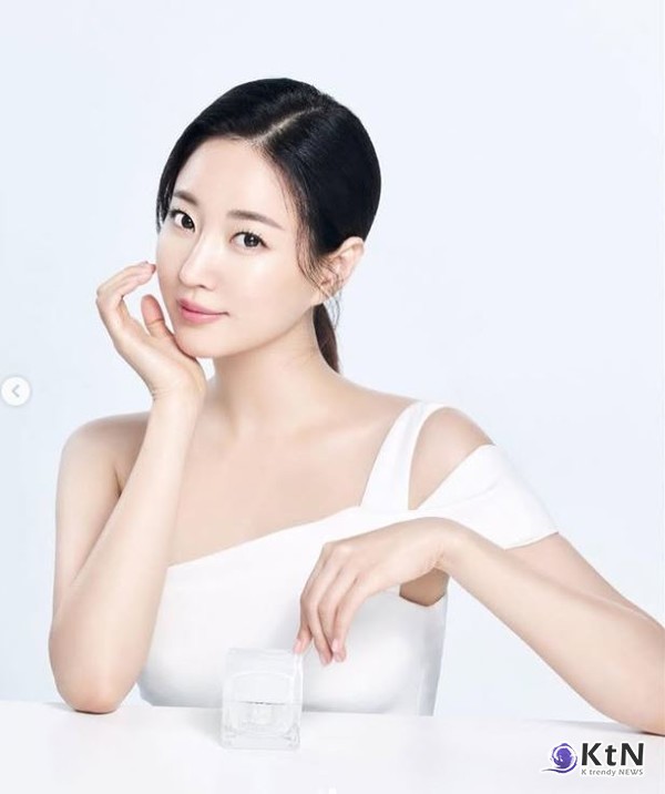 "47세 맞아?" 김사랑, 충격적 동안 미모로 'SNL 코리아7' 전격 출격  사진=2025 04.15  김사랑 인스타그램 갈무리 (김사랑은 그간 '뷰티 광고 섭외 1순위'라는 별명을 얻을 만큼 독보적 자기관리와 동안 미모로 수많은 여성들의 워너비 스타로 자리해왔다.)  K trendy NEWS DB ⓒ케이 트렌디뉴스 무단전재 및 수집, 재배포금지