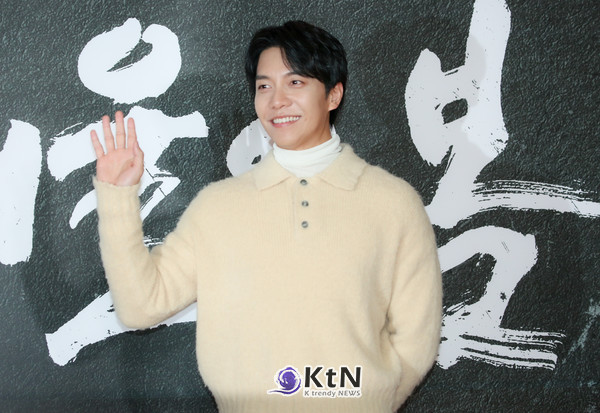 영화 '서울의 봄' VIP 시사 및 포토월 행사에 배우겸 가수 '이승기'가 참석해 응원을보내고있다. / 사진=K trendy NEWS. ⓒ케이 트렌디 뉴스 무단전재 및 수집, 재배포 금지