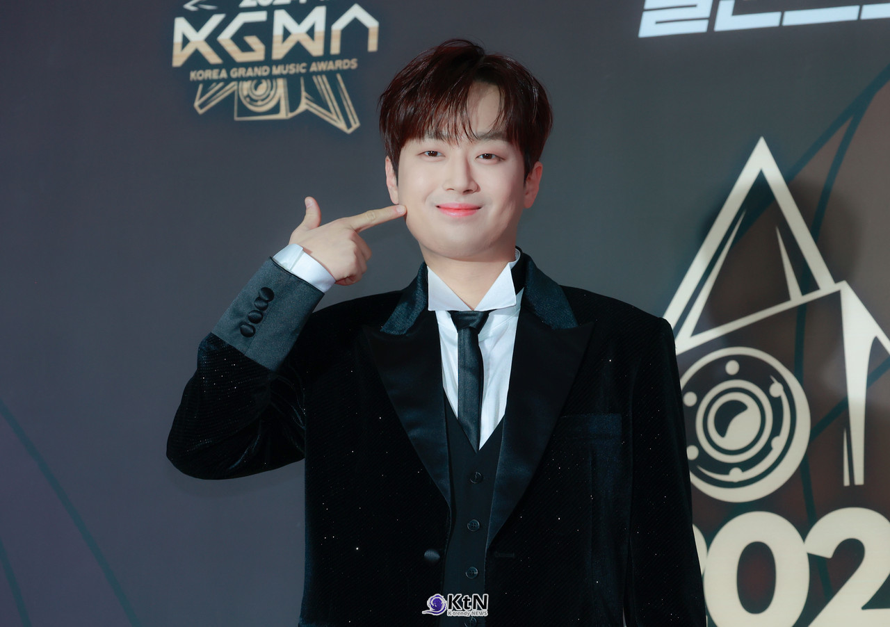  이찬원 '방송인 인정'…한국PD대상 출연자상 영예  사진=2025 04.15  제 1회 KGMA 레드카펫 현장에 이찬원이 등장해 포즈를 취하고 있다.   K trendy NEWS DB ⓒ케이 트렌디뉴스 무단전재 및 수집, 재배포금지