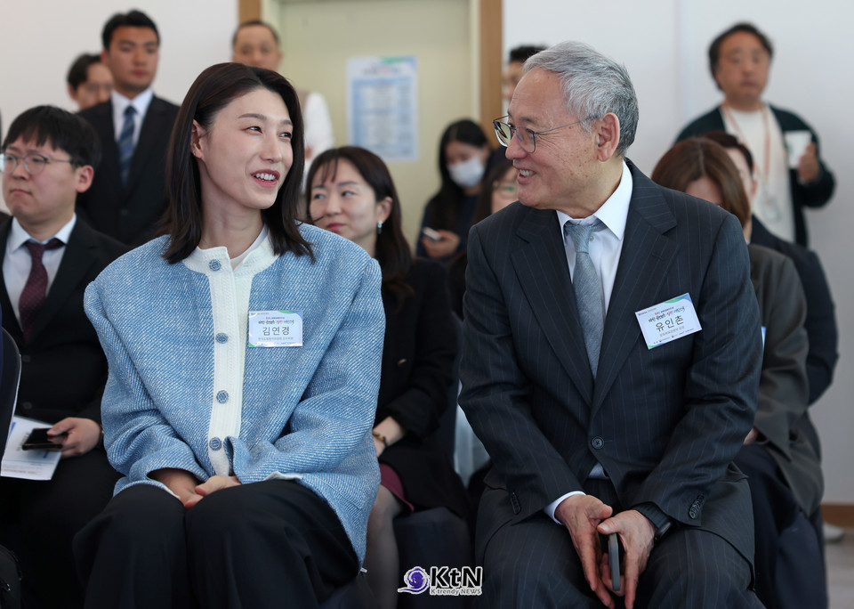 유인촌 문화체육관광부 장관이 11일 서울 송파구 서울올림픽파크텔에서 열린 페어플레이 그라운드(Fair Play Ground) 착공식에서 김연경 선수와 대화를 나누고 있다./사진=문화체육관광부, K trendy NEWS ⓒ케이 트렌디뉴스 무단전재 및 수집, 재배포금지