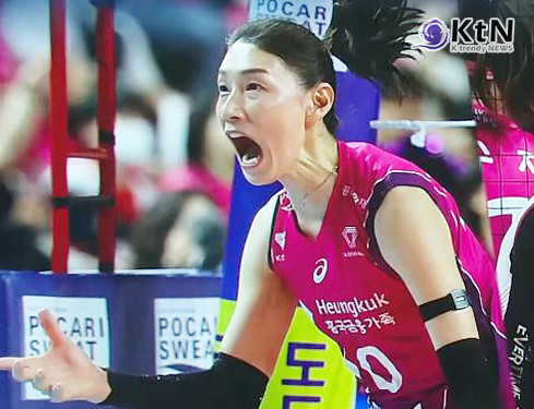 라스트 댄스의 완성…김연경, 눈물의 트로피와 작별 인사 사진=2025 04.08   KBS 유튜브 영상 갈무리  K trendy NEWS DB ⓒ케이 트렌디뉴스 무단전재 및 수집, 재배포금지