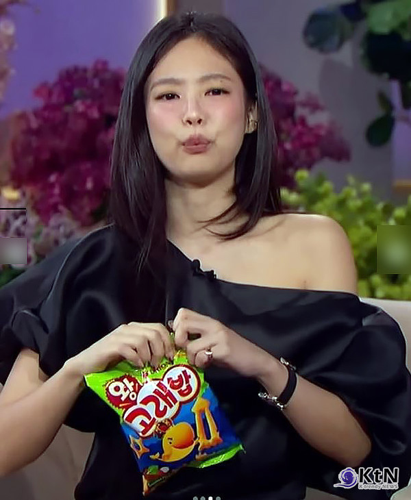 블랙핑크 제니 ‘바나나킥’ 한마디에?…농심 주가가 멈추지 않는 이유 사진=2025 03.23 Jennifer Hudson Show​​​​​​​  K trendy NEWS DB ⓒ케이 트렌디뉴스 무단전재 및 수집, 재배포금지