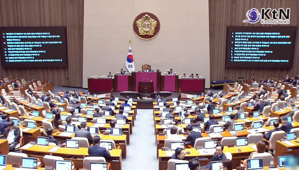 국회, 민주당 주도로 반도체법·은행법·가맹업법 패스트트랙 지정  사진=2025 04.17   국회 유튜브 갈무리 K trendy NEWS DB ⓒ케이 트렌디뉴스 무단전재 및 수집, 재배포금지