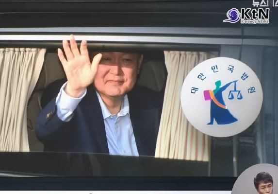 내란 혐의 재판 중 지하 출입 특혜…서울고법, 윤 전 대통령 재차 승인 사진=2025 04.18  MBC 뉴스 영상 갈무리   K trendy NEWS DB ⓒ케이 트렌디뉴스 무단전재 및 수집, 재배포금지