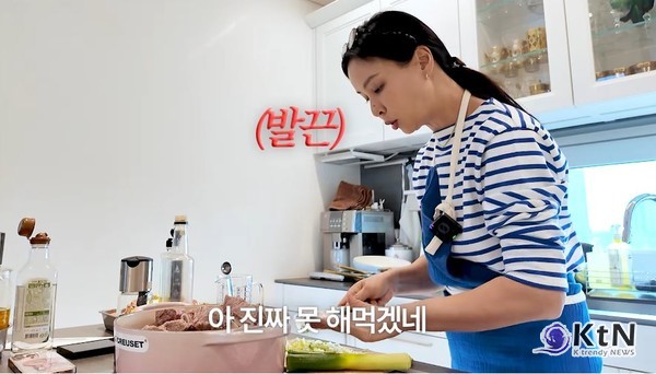  배우 고소영이 남편 장동건의 생일을 맞아 직접 생일상을 준비하며 특유의 꼼꼼함과 인간적인 매력을 동시에 드러냈다. 사진=2025 04.18  유튜브 채널 ‘바로 그 고소영’  K trendy NEWS DB ⓒ케이 트렌디뉴스 무단전재 및 수집, 재배포금지