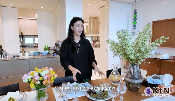  배우 고소영이 남편 장동건의 생일을 맞아 직접 생일상을 준비하며 특유의 꼼꼼함과 인간적인 매력을 동시에 드러냈다. 사진=2025 04.18  유튜브 채널 ‘바로 그 고소영’  K trendy NEWS DB ⓒ케이 트렌디뉴스 무단전재 및 수집, 재배포금지