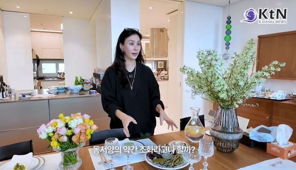  배우 고소영이 남편 장동건의 생일을 맞아 직접 생일상을 준비하며 특유의 꼼꼼함과 인간적인 매력을 동시에 드러냈다. 사진=2025 04.18  유튜브 채널 ‘바로 그 고소영’  K trendy NEWS DB ⓒ케이 트렌디뉴스 무단전재 및 수집, 재배포금지