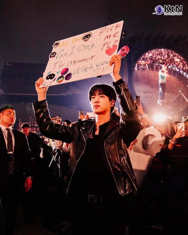 방탄소년단 진, 콜드플레이 내한 콘서트 ‘깜짝 등장’…“Can I sing ‘The Astronaut’?”  사진=2025 04.19 콜드플레이  엑스 갈무리   K trendy NEWS DB ⓒ케이 트렌디뉴스 무단전재 및 수집, 재배포금지