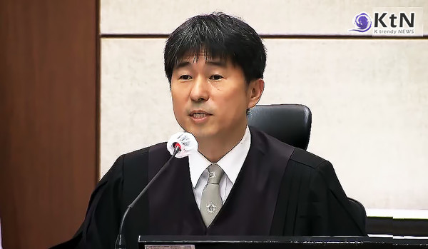 윤석열과 함께 법정 등장한 지귀연 판사…촬영 허용하며 꺼낸 말 “국민의 알 권리 고려했다”   사진=2025 04.21  MBC 뉴스 영상 갈무리 K trendy NEWS DB ⓒ케이 트렌디뉴스 무단전재 및 수집, 재배포금지