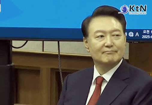 윤석열과 함께 법정 등장한 지귀연 판사…촬영 허용하며 꺼낸 말 “국민의 알 권리 고려했다”   사진=2025 04.21  MBC 뉴스 영상 갈무리 K trendy NEWS DB ⓒ케이 트렌디뉴스 무단전재 및 수집, 재배포금지