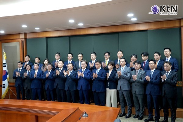 이재명, 국장 저평가 해소해 코스피 5천 시대를 열고, 상법도 재추진  사진=2025 04.21  강유정 SNS 갈무리 (이재명 후보는 21일 금융계 인사들과 만나 국내 주식시장이 저평가된 이유는 제도적 결함과 불공정 때문이라며 자본시장 정상화를 정책 비전으로 제시했다.)    K trendy NEWS DB ⓒ케이 트렌디뉴스 무단전재 및 수집, 재배포금지