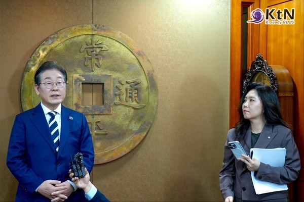 이재명, 국장 저평가 해소해 코스피 5천 시대를 열고, 상법도 재추진  사진=2025 04.21  강유정 SNS 갈무리 (이재명 후보는 21일 금융계 인사들과 만나 국내 주식시장이 저평가된 이유는 제도적 결함과 불공정 때문이라며 자본시장 정상화를 정책 비전으로 제시했다.)    K trendy NEWS DB ⓒ케이 트렌디뉴스 무단전재 및 수집, 재배포금지