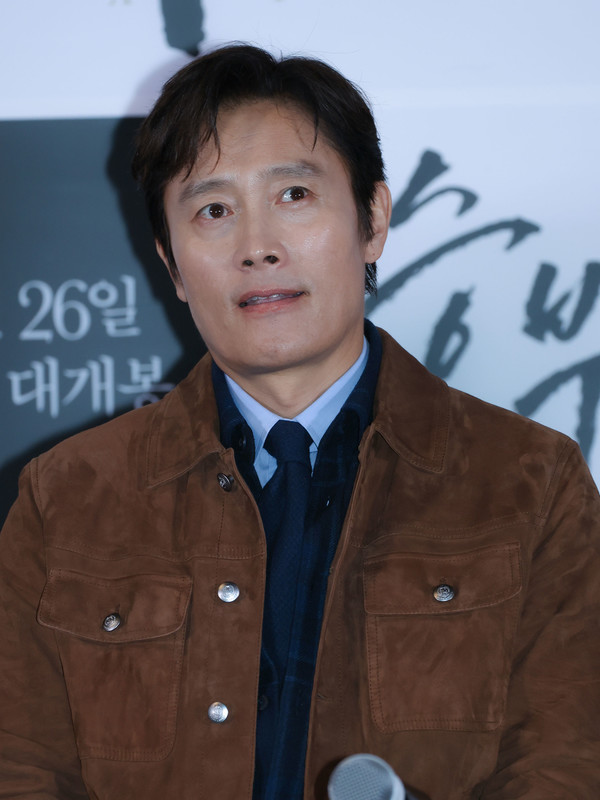 배우 이병헌이 영화 '승부' 언론, 배급 시사회 기자 간담회에 참석해 다양한 이야기를 나누고 있다. / 사진=K trendy NEWS DB ⓒ케이 트렌디뉴스 무단전재 및 수집, 재배포금지