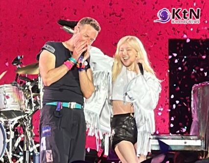 로제, 콜드플레이 내한 공연 깜짝 등장… “아파트!” 두번 떼창으로 장내 뒤집었다 [영상] 사진=2025 04.22  킵 엑스 갈무리 K trendy NEWS DB ⓒ케이 트렌디뉴스 무단전재 및 수집, 재배포금지