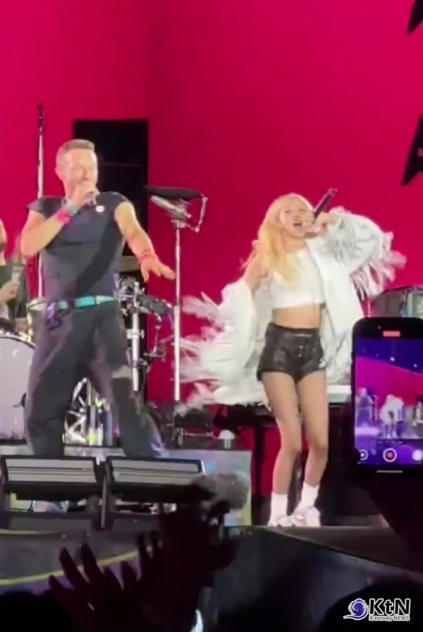 로제, 콜드플레이 내한 공연 깜짝 등장… “아파트!” 떼창으로 장내 뒤집었다   사진=2025 04.22  킵 엑스 갈무리 K trendy NEWS DB ⓒ케이 트렌디뉴스 무단전재 및 수집, 재배포금지