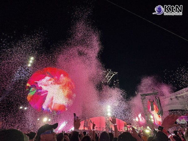 로제, 콜드플레이 내한 공연 깜짝 등장… “아파트!” 떼창으로 장내 뒤집었다   사진=2025 04.22  킵 엑스 갈무리 K trendy NEWS DB ⓒ케이 트렌디뉴스 무단전재 및 수집, 재배포금지