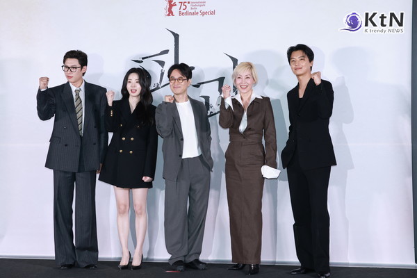 [KtN 포토] 마동석 한판 뜨는 영화 '파과' 주역들  사진=2025 04.24  24일 서울 용산구 CGV용산아이파크몰에서 열린 영화 파과 언론시사회 현장.  K trendy NEWS DB ⓒ케이 트렌디뉴스 무단전재 및 수집, 재배포금지