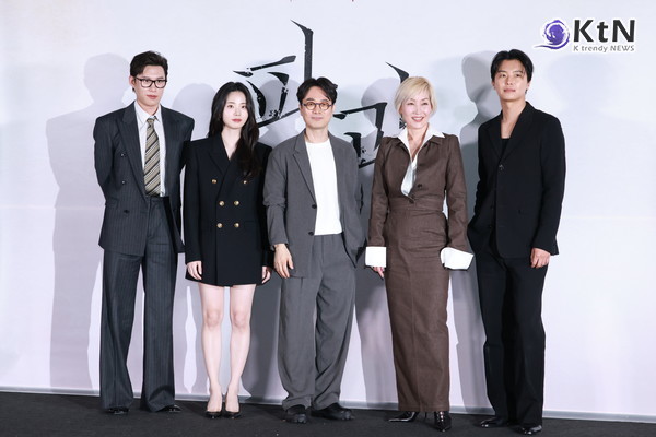 [KtN 포토] 마동석 한판 뜨는 영화 '파과' 주역들  사진=2025 04.24  24일 서울 용산구 CGV용산아이파크몰에서 열린 영화 파과 언론시사회 현장.  K trendy NEWS DB ⓒ케이 트렌디뉴스 무단전재 및 수집, 재배포금지