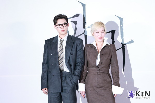 [KtN 포토] '한국의 리암 리슨'  '파과' 이혜영,서 있기만 해도 레전드 사진=2025 04.24  김성철 이혜영 K trendy NEWS DB ⓒ케이 트렌디뉴스 무단전재 및 수집, 재배포금지