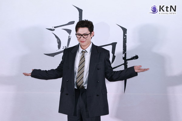 [KtN 포토] ‘파과’ 엔딩곡 직접부른 김성철, 스차일도 날것의 느낌?!  사진=2025 04.24  24일 오후 서울 용산 CGV 아이파크몰점에서 영화 '파과' 기자간담회  K trendy NEWS DB ⓒ케이 트렌디뉴스 무단전재 및 수집, 재배포금지