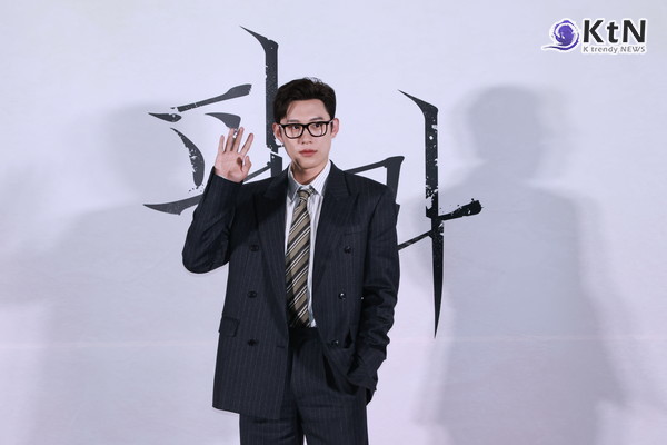 [KtN 포토] ‘파과’ 엔딩곡 직접부른 김성철, 스차일도 날것의 느낌?!  사진=2025 04.24  24일 오후 서울 용산 CGV 아이파크몰점에서 영화 '파과' 기자간담회  K trendy NEWS DB ⓒ케이 트렌디뉴스 무단전재 및 수집, 재배포금지