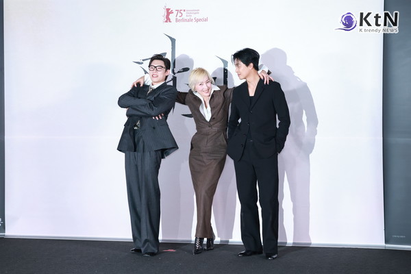 [KtN 포토] 이혜영, 김성철·연우진엔 익살까지…'현장 장악' 베테랑의 무대감각  사진=2025 04.24 이혜영 김성철·연우진  K trendy NEWS DB ⓒ케이 트렌디뉴스 무단전재 및 수집, 재배포금지