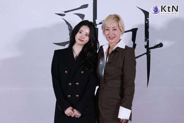 [KtN 포토] 이혜영, 김성철·연우진엔 익살까지…'현장 장악' 베테랑의 무대감각  사진=2025 04.24 이혜영 김성철·연우진  K trendy NEWS DB ⓒ케이 트렌디뉴스 무단전재 및 수집, 재배포금지