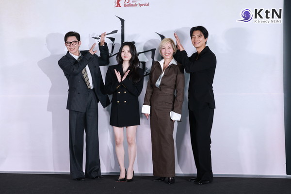 [KtN 포토] 이혜영, 김성철·연우진엔 익살까지…'현장 장악' 베테랑의 무대감각  사진=2025 04.24 이혜영 김성철·연우진  신시아 K trendy NEWS DB ⓒ케이 트렌디뉴스 무단전재 및 수집, 재배포금지