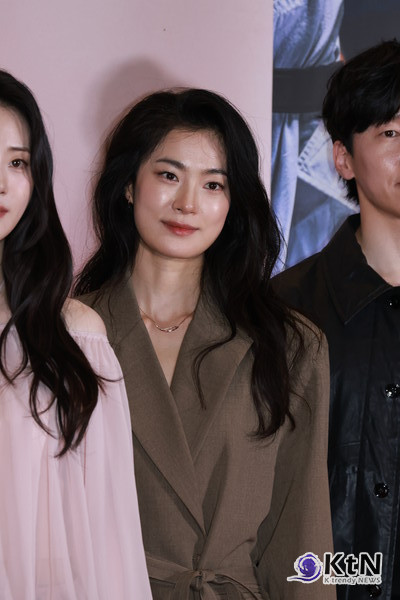 [KtN 포토] '파과' 신스틸러 옥자연, 눈빛만으로도 압도 ( VIP 시사회)  사진=2025 04.24  24일 오후 서울 용산구 CGV용산아이파크몰에서 열린 영화 파과 VIP 시사회 K trendy NEWS DB ⓒ케이 트렌디뉴스 무단전재 및 수집, 재배포금지