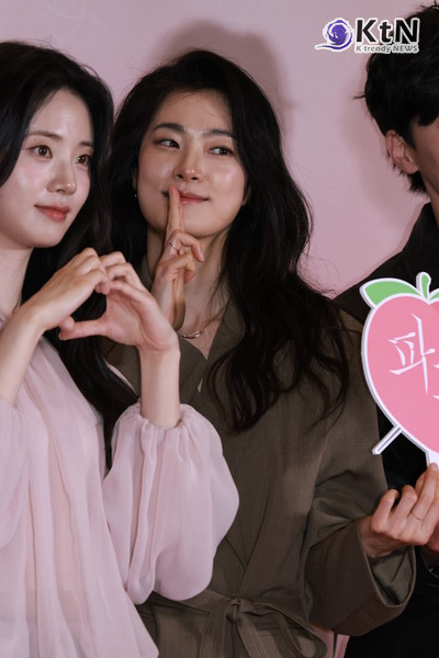 [KtN 포토] '파과' 신시아-옥자연, 시선 압도하는 아우라 (VIP 시사회)  사진=2025 04.24  서울 용산구 CGV용산아이파크몰에서 열린 영화 파과 VIP 시사회에 참석해 포즈를 취했다. K trendy NEWS DB ⓒ케이 트렌디뉴스 무단전재 및 수집, 재배포금지