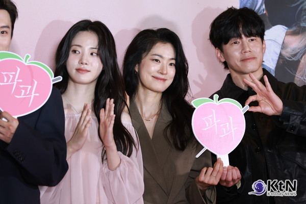 [KtN 포토] '파과' 신시아-옥자연, 시선 압도하는 아우라 (VIP 시사회)  사진=2025 04.24  서울 용산구 CGV용산아이파크몰에서 열린 영화 파과 VIP 시사회에 참석해 포즈를 취했다. K trendy NEWS DB ⓒ케이 트렌디뉴스 무단전재 및 수집, 재배포금지