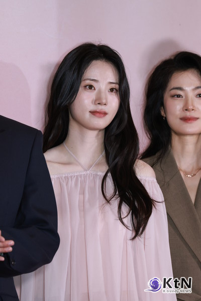 [KtN 포토] '파과' 신시아, 과몰입 부르는 미모  (VIP 시사회)  사진=2025 04.24  배우 신시아가 24일 오후 서울 용산구 CGV용산아이파크몰에서 열린 영화 파과 VIP 시사회에 참석해 포즈를 취했다.  K trendy NEWS DB ⓒ케이 트렌디뉴스 무단전재 및 수집, 재배포금지