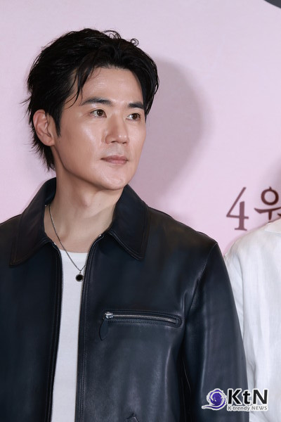 [KtN 포토]  '파과' 김강우, 팽팽한 긴장감 부르는 눈빛 발사 ( VIP 시사회) 사진=2025 04.24   배우 김강우가 24일 오후 서울 용산구 CGV용산아이파크몰에서 열린 영화 파과 VIP 시사회에 참석해 포즈를 취했다. K trendy NEWS DB ⓒ케이 트렌디뉴스 무단전재 및 수집, 재배포금지