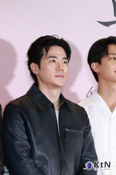 [KtN 포토]  '파과' 김강우, 팽팽한 긴장감 부르는 눈빛 발사 ( VIP 시사회) 사진=2025 04.24   배우 김강우가 24일 오후 서울 용산구 CGV용산아이파크몰에서 열린 영화 파과 VIP 시사회에 참석해 포즈를 취했다. K trendy NEWS DB ⓒ케이 트렌디뉴스 무단전재 및 수집, 재배포금지