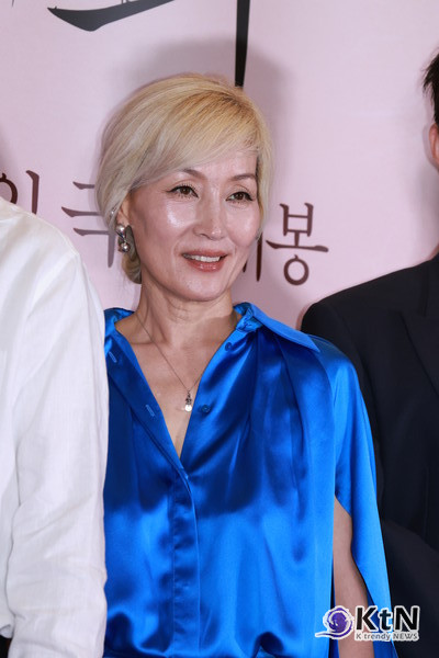 [KtN 포토] '파과' 이혜영, 캐릭터에 완벽하게 녹아든 배우 ( VIP 시사회)  사진=2025 04.24 배우 이혜영이 24일 오후 서울 용산구 CGV용산아이파크몰에서 열린 영화 파과 VIP 시사회에 참석해 포즈를 취했다.  K trendy NEWS DB ⓒ케이 트렌디뉴스 무단전재 및 수집, 재배포금지