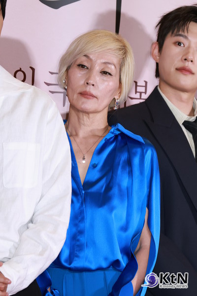 [KtN 포토] '파과' 이혜영, 캐릭터에 완벽하게 녹아든 배우 ( VIP 시사회)  사진=2025 04.24 배우 이혜영이 24일 오후 서울 용산구 CGV용산아이파크몰에서 열린 영화 파과 VIP 시사회에 참석해 포즈를 취했다.  K trendy NEWS DB ⓒ케이 트렌디뉴스 무단전재 및 수집, 재배포금지