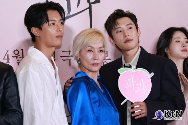 [KtN 포토] '파과' 이혜영, 캐릭터에 완벽하게 녹아든 배우 ( VIP 시사회)  사진=2025 04.24 배우 이혜영이 24일 오후 서울 용산구 CGV용산아이파크몰에서 열린 영화 파과 VIP 시사회에 참석해 포즈를 취했다.  K trendy NEWS DB ⓒ케이 트렌디뉴스 무단전재 및 수집, 재배포금지