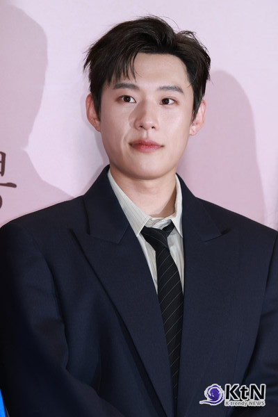 [KtN 포토] '파과' 김성철, 표정은 미스터리한데 눈빛은 반짝 ( VIP 시사회)  사진=2025 04.24 배우 감성철이 24일 오후 서울 용산구 CGV용산아이파크몰에서 열린 영화 파과 VIP 시사회에 참석해 포즈를 취했다. K trendy NEWS DB ⓒ케이 트렌디뉴스 무단전재 및 수집, 재배포금지