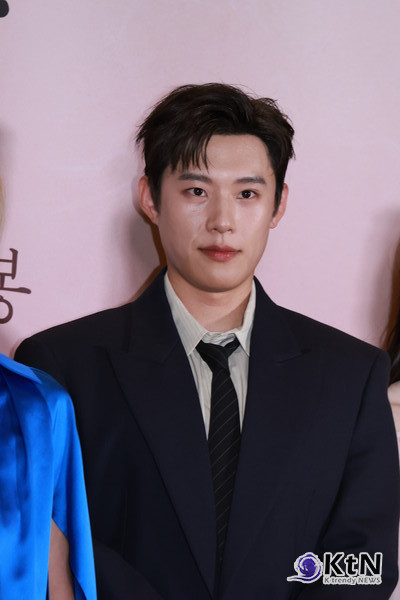 [KtN 포토] '파과' 김성철, 표정은 미스터리한데 눈빛은 반짝 ( VIP 시사회)  사진=2025 04.24 배우 감성철이 24일 오후 서울 용산구 CGV용산아이파크몰에서 열린 영화 파과 VIP 시사회에 참석해 포즈를 취했다. K trendy NEWS DB ⓒ케이 트렌디뉴스 무단전재 및 수집, 재배포금지​​​​​​​